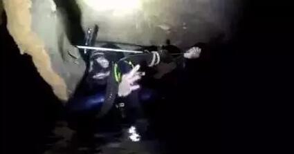 原来，前两天网上流传的身着迷彩潜水服男子并非真正的猎鱼者。据当事男子介绍，11月20日下午2点左右，他与几名潜友来到灵婉湖进行自由潜。他看到同行的潜友捕猎了一条长约1米的大鱼。出于好奇，就拿起了这条鱼来摆拍，可没想到会造成这样不好的影响，他对此感到懊悔和抱歉。