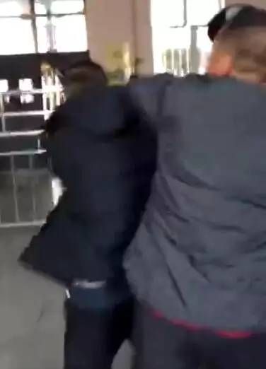 男子车站暴打亲爹