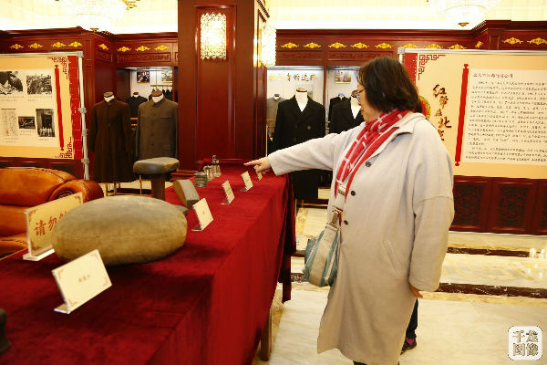 张女士看着熟悉的老物件倍感亲切