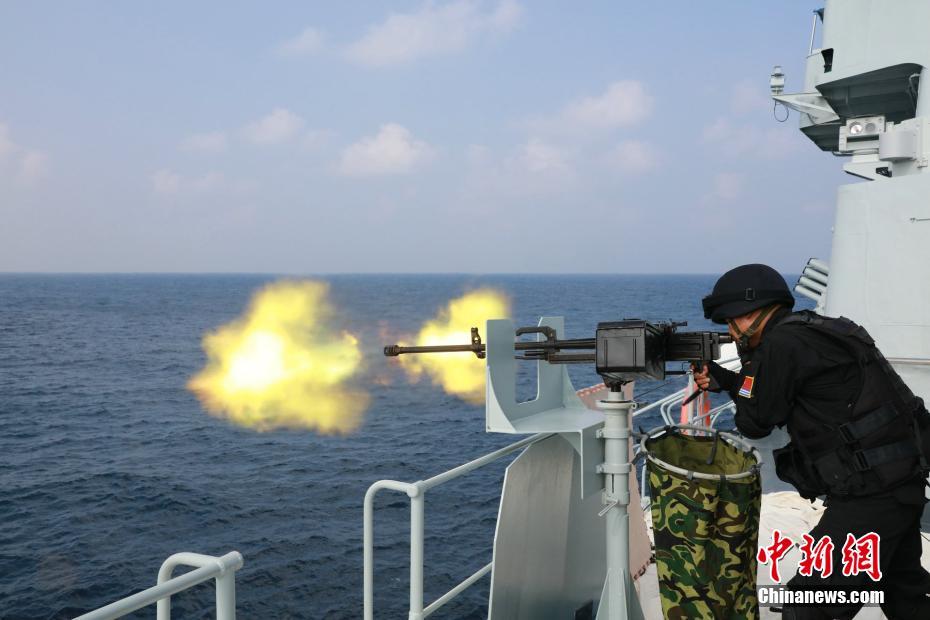 中国海军第二十四批护航编队进行海上实弹射击训练