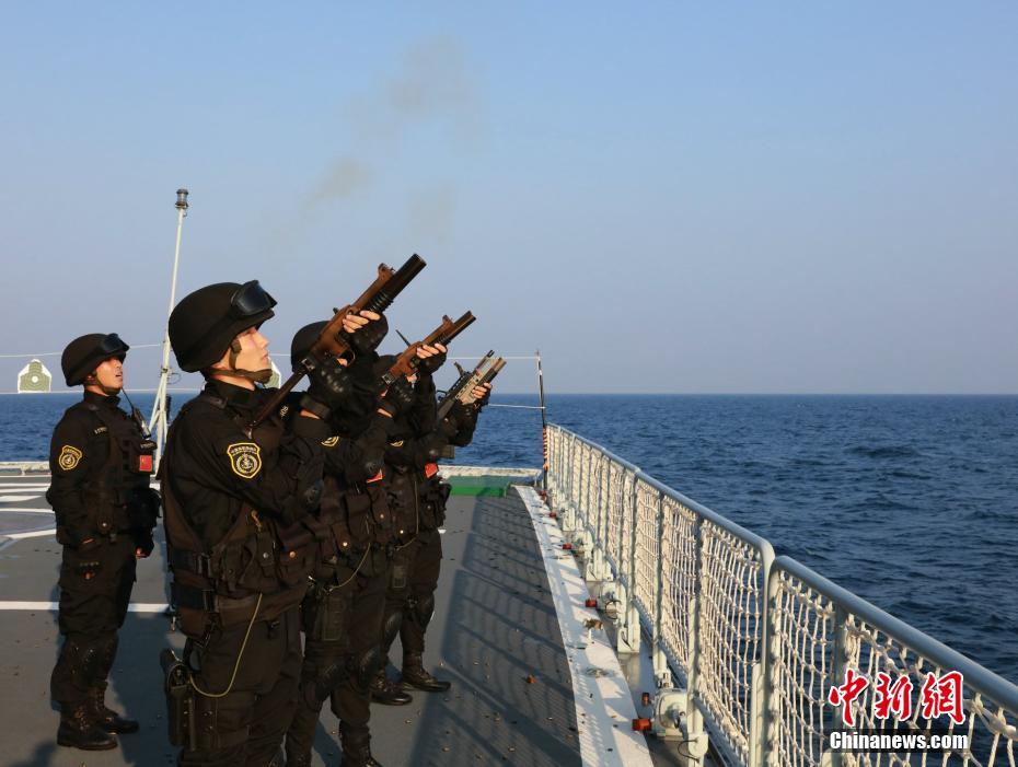 中国海军第二十四批护航编队进行海上实弹射击训练