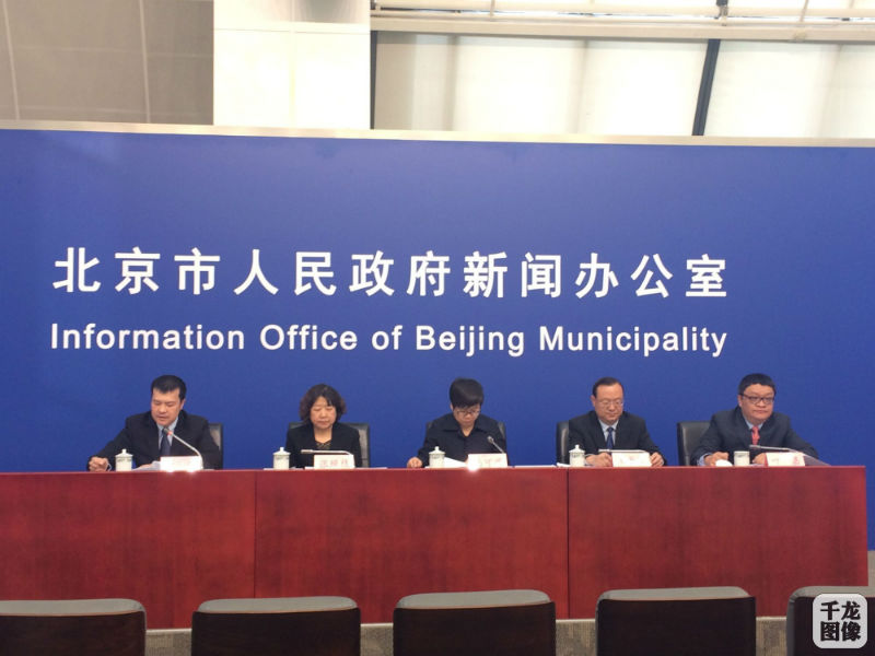 记者从会上了解到,“十二五”时期,北京市建筑节能工作取得了重大进展和突破,圆满完成了民用建筑节能规划确定的主要目标和工作任务,为实现北京市节能减排目标做出了积极贡献。“十三五”时期是落实首都城市战略定位、加快建设国际一流和谐宜居之都的关键时期,建筑节能领域将深入贯彻落实创新、协调、绿色、开放、共享的发展理念,提升建筑能效水平,建设绿色低碳生态家园,缓解城市发展与能源消费之间的矛盾,改善城市环境质量和人民生活品质。 据介绍,《北京市民用建筑节能“