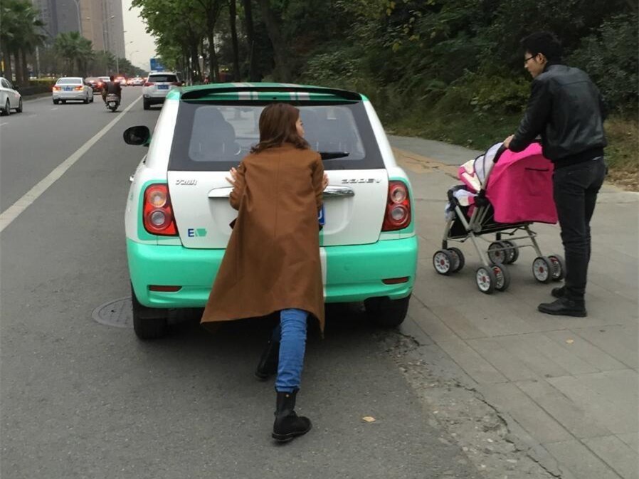 女子推车走数百米 美女瞬间化身女汉子