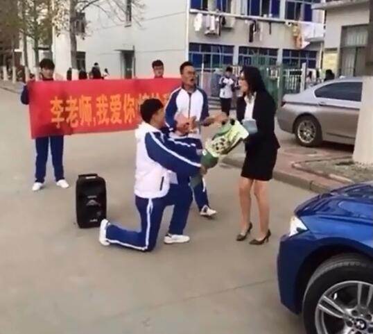 学生求婚女老师遭骂 称不要脸（组图）