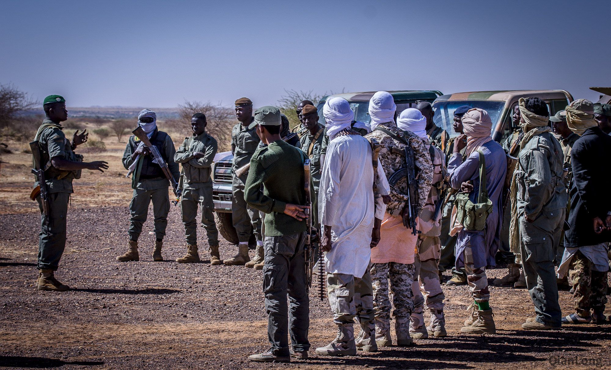 法国同马里军队联合巡逻 56式冲锋枪+三棱枪刺倍感亲切(4)-千龙网·中国首都网