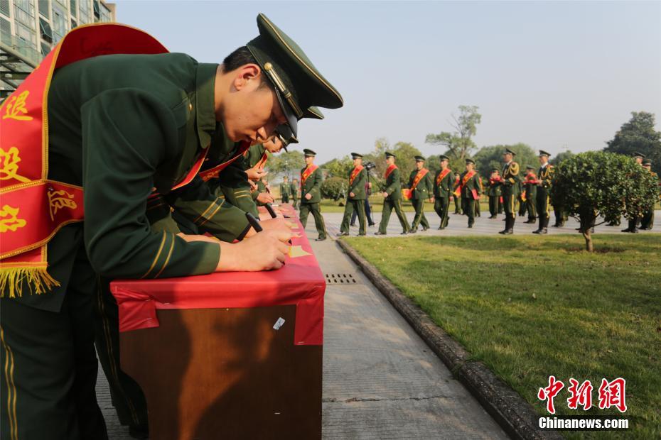 又到一年退伍季 战友依依惜别送老兵