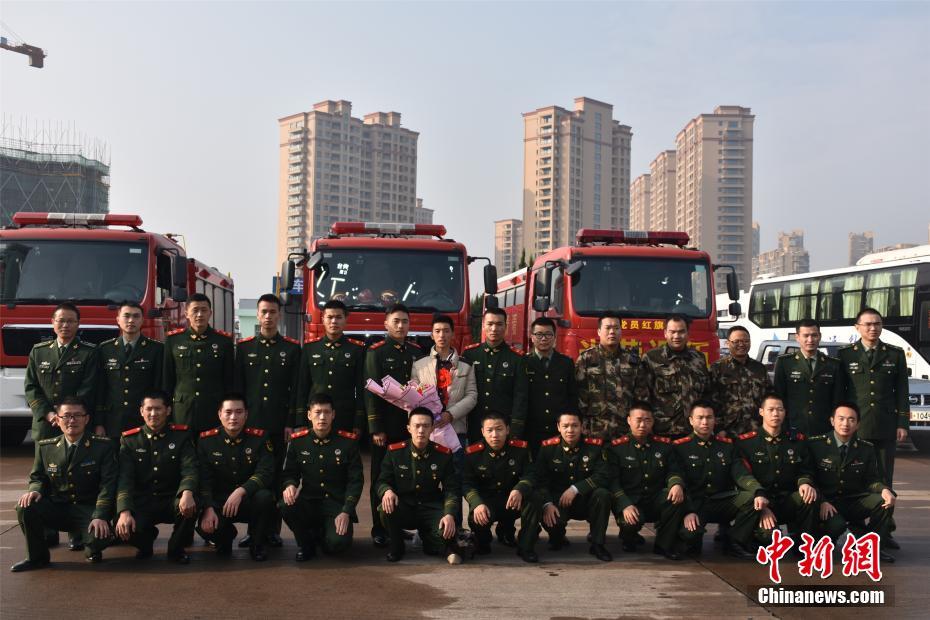 又到一年退伍季 战友依依惜别送老兵