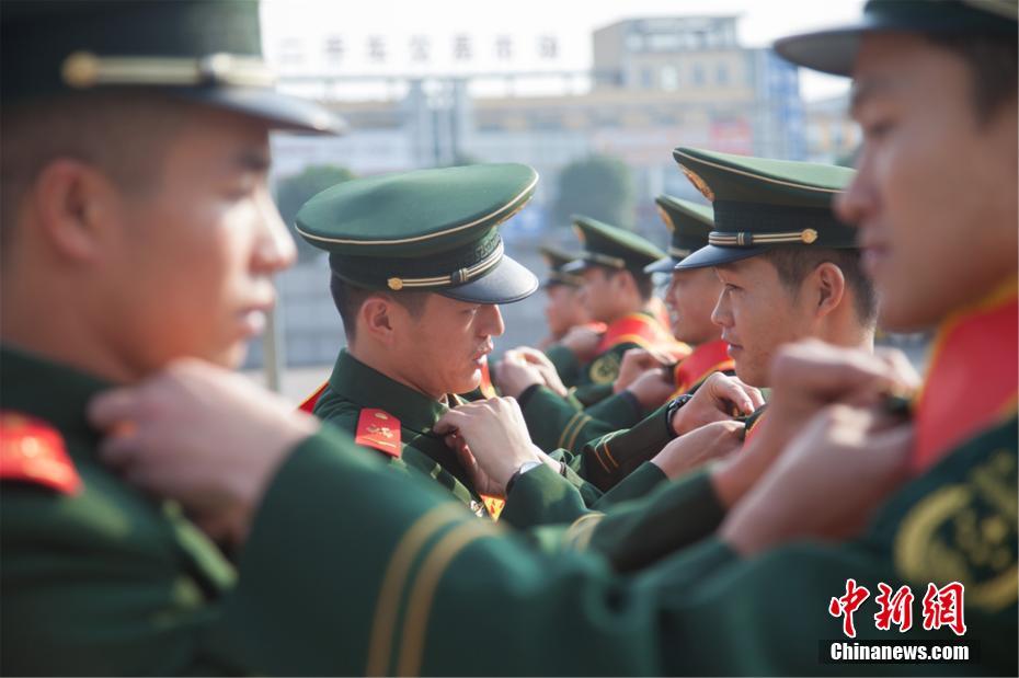 又到一年退伍季 战友依依惜别送老兵