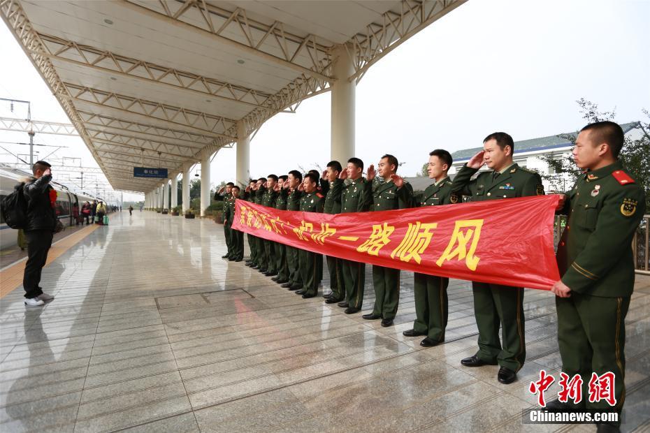 又到一年退伍季 战友依依惜别送老兵