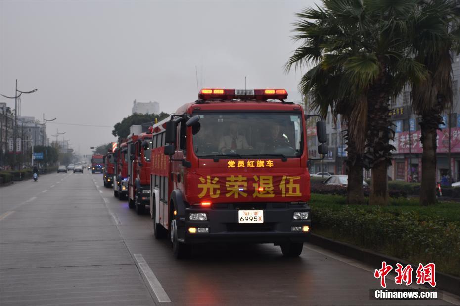 又到一年退伍季 战友依依惜别送老兵