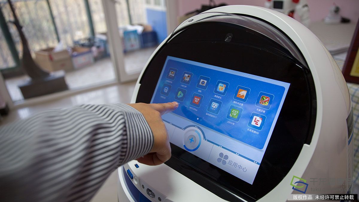 智能机器人走进社区养老驿站服务老人(2)-千龙