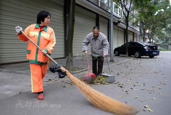 带着丈夫扫大街