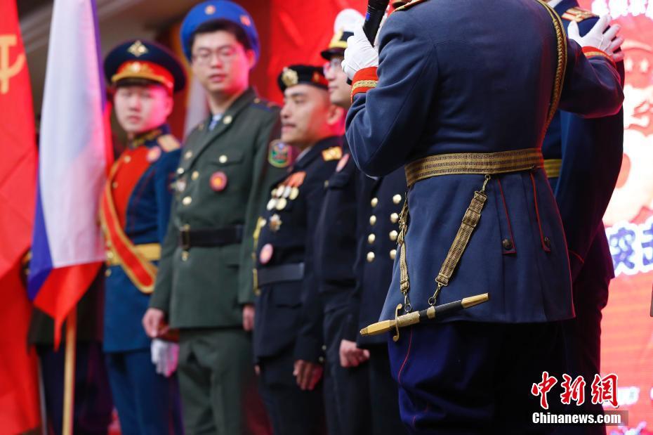 军事发烧友北京秀“军装”