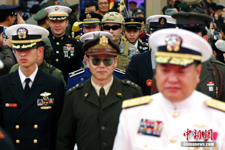 军事发烧友北京秀“军装”