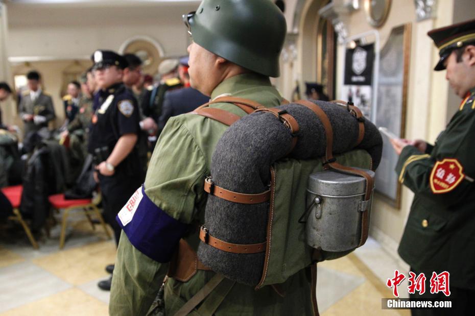 军事发烧友北京秀“军装”