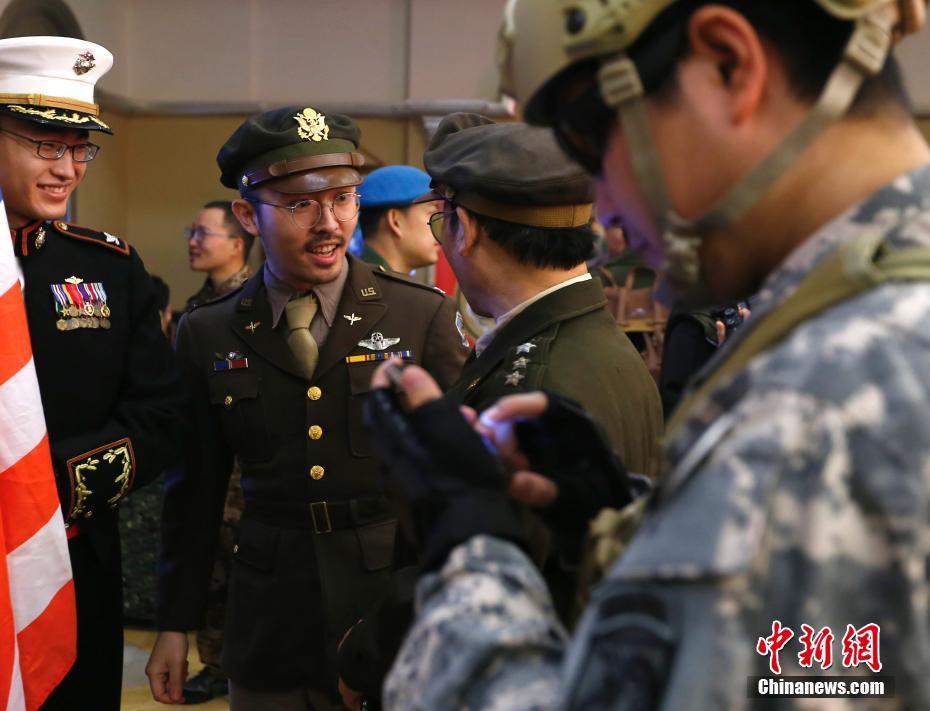 军事发烧友北京秀“军装”