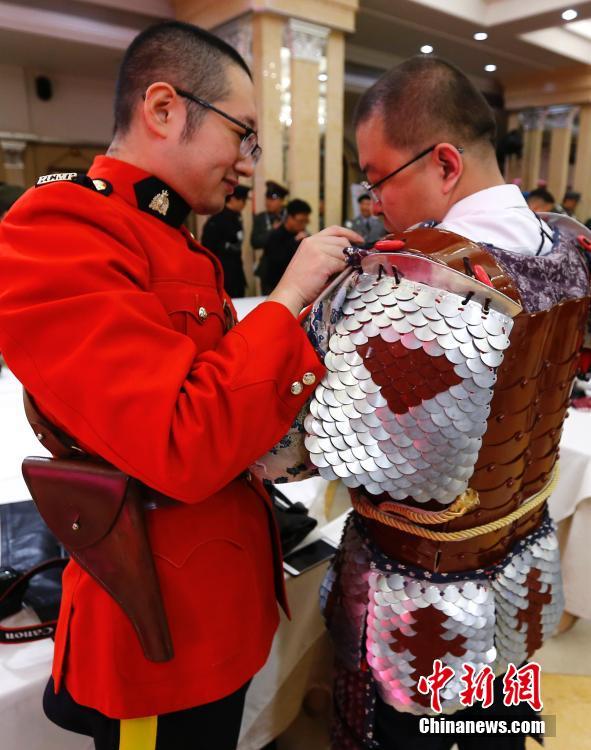 军事发烧友北京秀“军装”