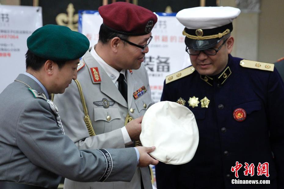 军事发烧友北京秀“军装”