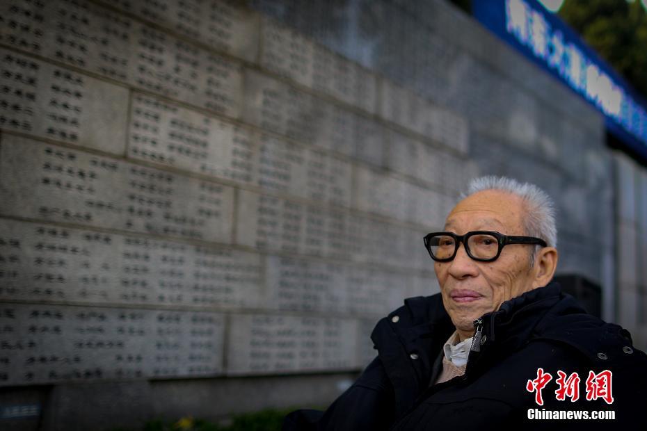南京大屠杀遇难者家属“哭墙”前祭亲人
