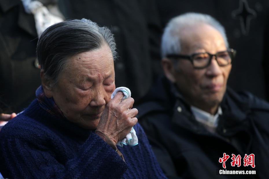 南京大屠杀遇难者家属“哭墙”前祭亲人