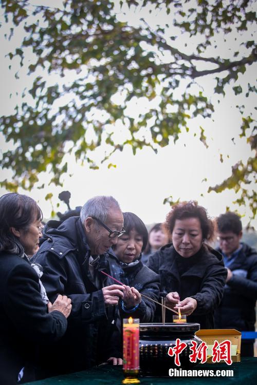 南京大屠杀遇难者家属“哭墙”前祭亲人