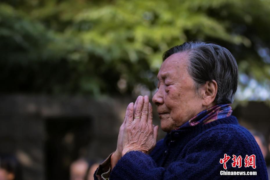 南京大屠杀遇难者家属“哭墙”前祭亲人