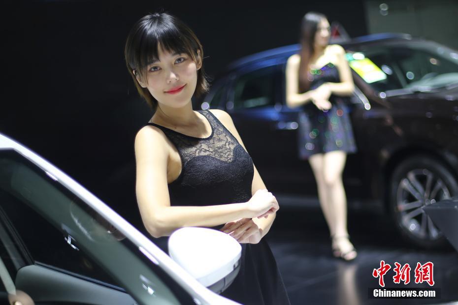 靓眼模特亮相南京车展秀颜值