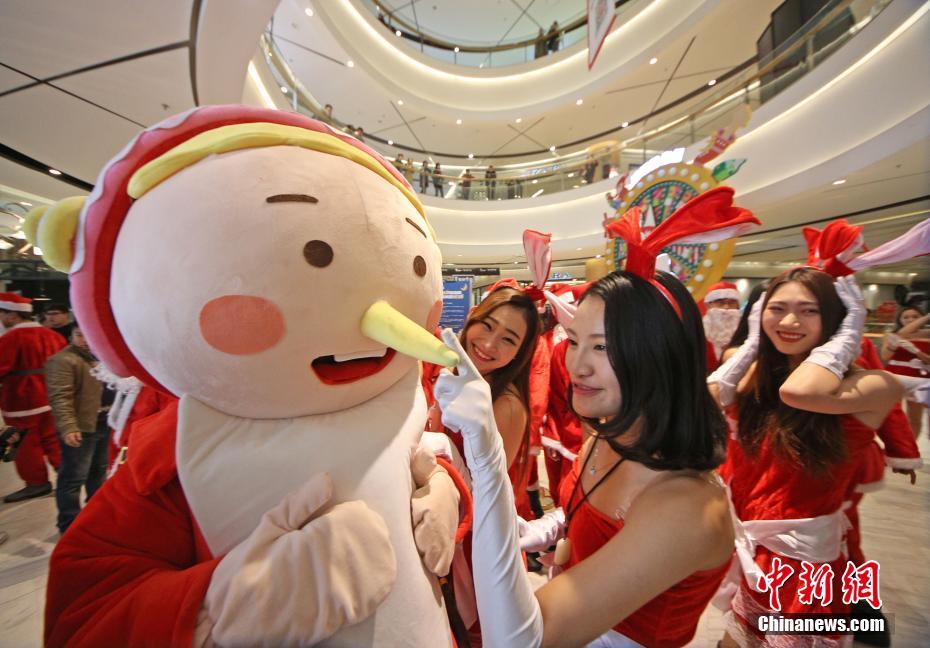 众美女携手商场送圣诞祝福
