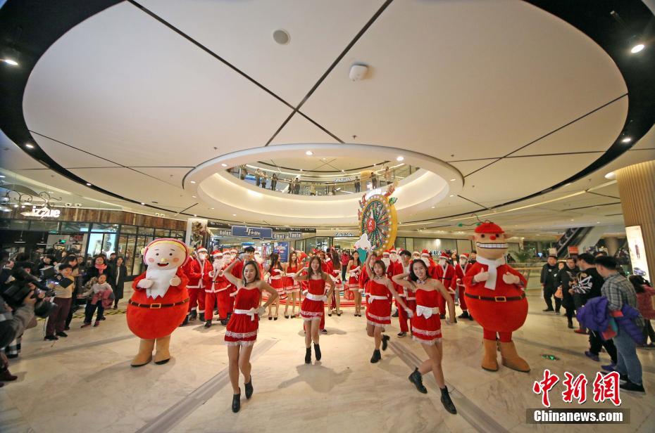 众美女携手商场送圣诞祝福