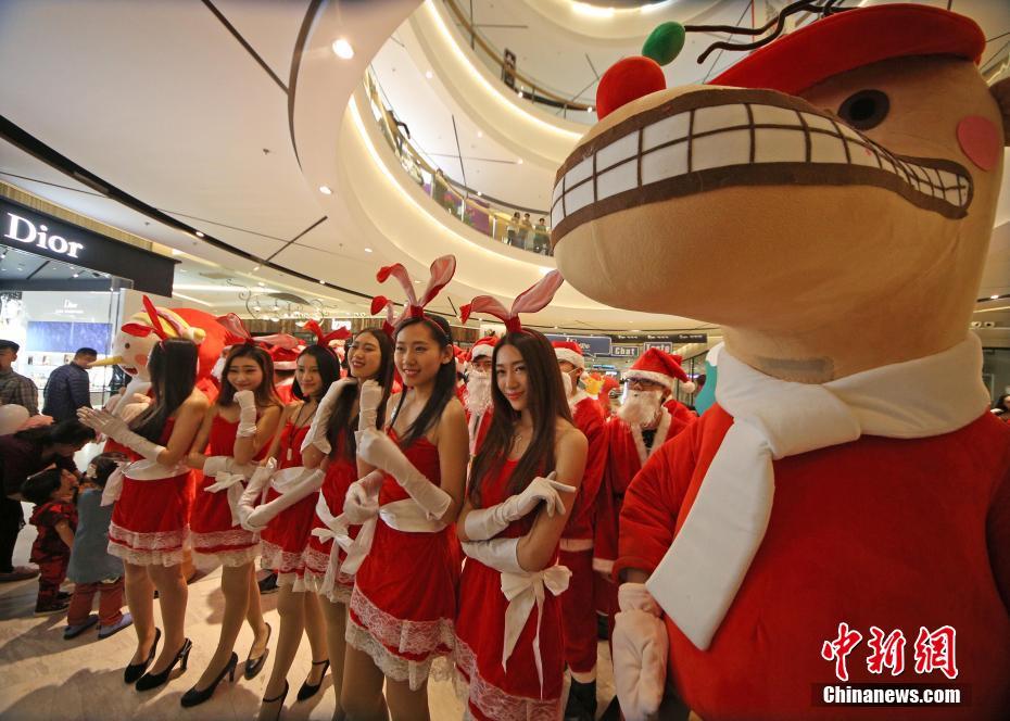 众美女携手商场送圣诞祝福