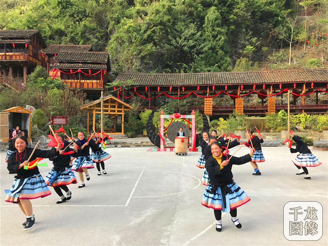 1、12月2日，全国网络媒体河池行在广西开始。图为白裤瑶民族表演传统节目“猴棍舞”（千龙网记者 王路摄）