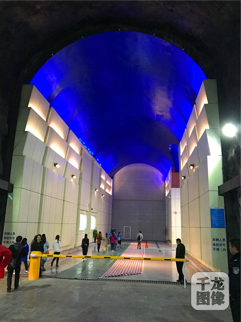 4、12月2日，全国网络媒体河池行在广西开始。图为龙滩水电站地下区域（千龙网记者王路 摄）