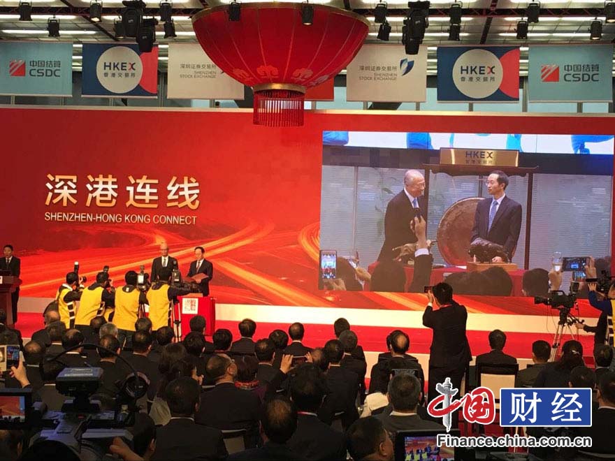 <p>　　图为深港两地交易所互换礼物。深交所赠送给港交所一座拓荒牛，港交所回赠铜牛。</p>