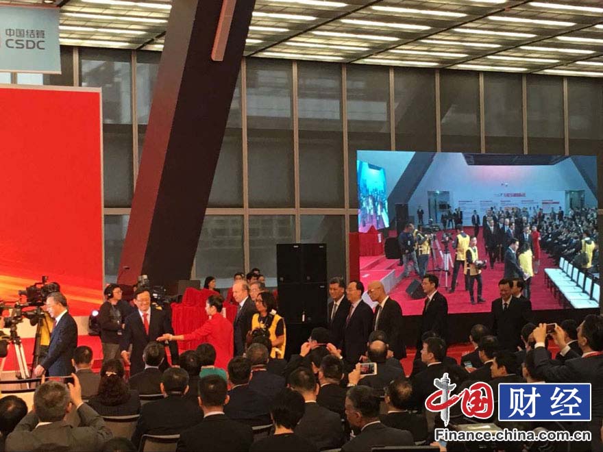 <p>　　图为广东省委书记胡春华、证监会主席刘士余等嘉宾入场就坐。</p>