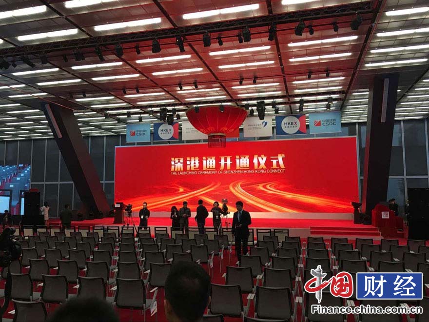 <p>　　中国网财经12月5日讯(记者陈娟娟)深港通开通仪式今日在深圳证券交易所举行。图为仪式开始前，工作人员正在紧张做最后的准备。</p>