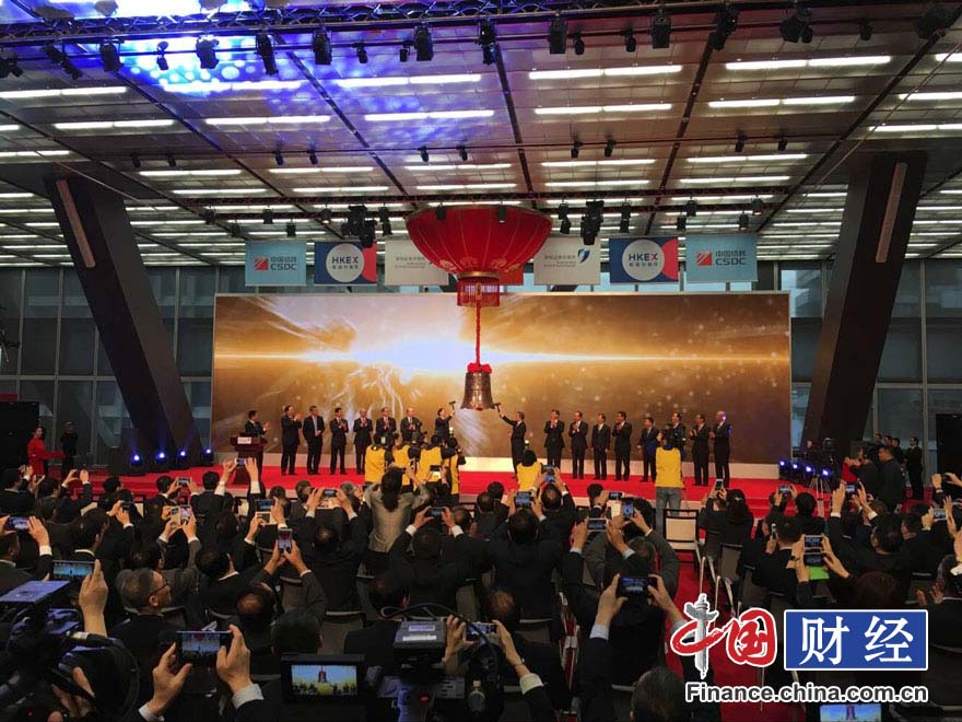 <p>　　图为两地监管及出席嘉宾一起敲响铜钟。深港通就此启航。</p>
