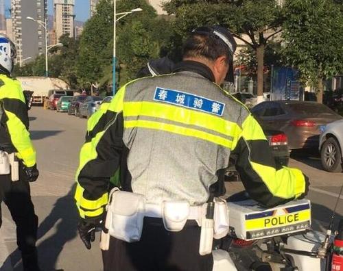 幼儿园门口贴罚单