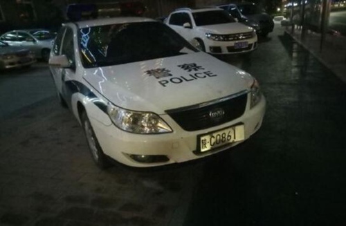 警车违法停车被贴罚单。
