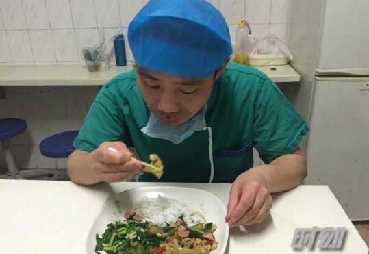 外科医生用棉签吃饭