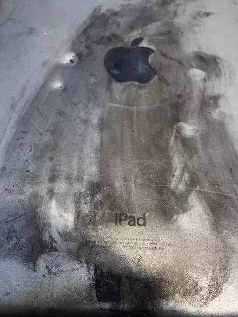 iPad半夜充电突然爆炸！这场面惨不忍睹