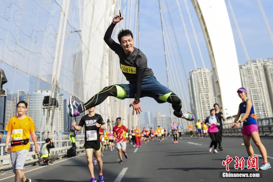 2016广州马拉松欢乐开跑