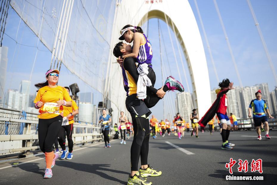 2016广州马拉松欢乐开跑