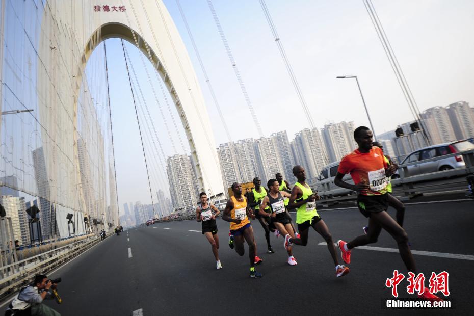 2016广州马拉松欢乐开跑