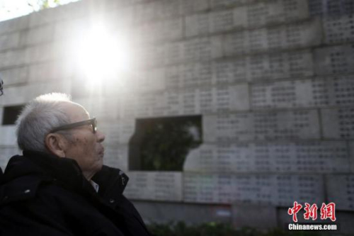 南京大屠杀幸存者余昌祥老人在侵华日军南京大屠杀遇难同胞纪念馆内刻有他亲人名字的哭墙前沉思。 <a target='_blank' href='http://www.chinanews.com/'>中新社</a>记者 泱波 摄