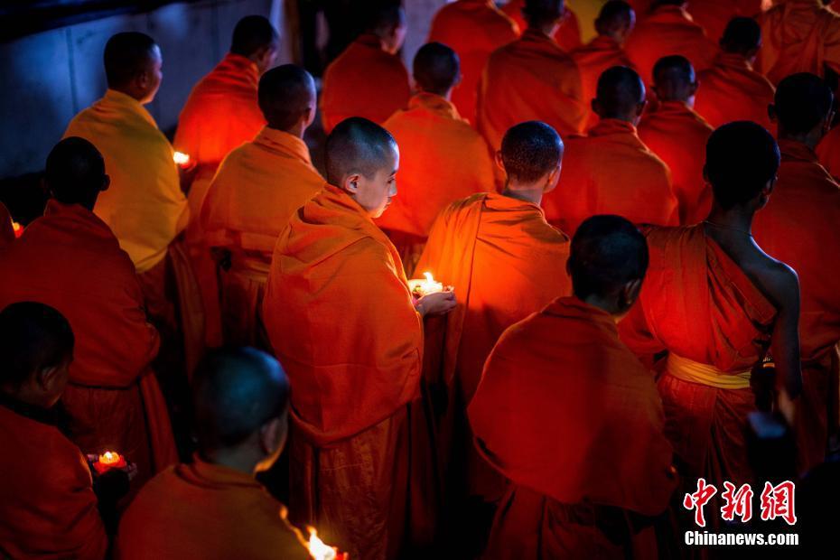 中缅边境地区佛教人士举行点灯祈福大法会