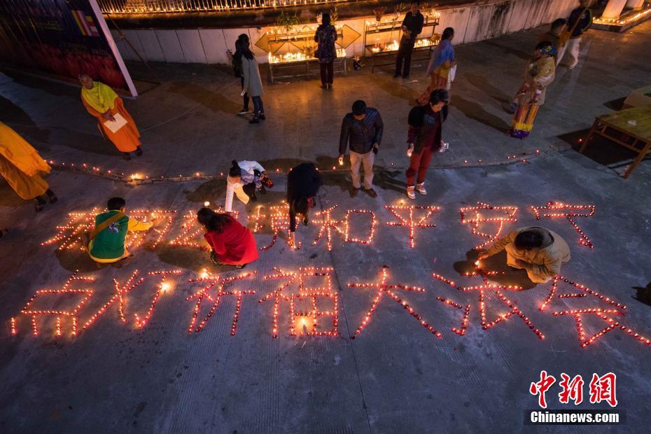 中缅边境地区佛教人士举行点灯祈福大法会