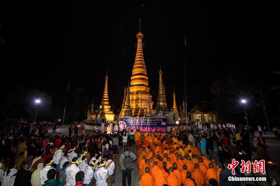 中缅边境地区佛教人士举行点灯祈福大法会
