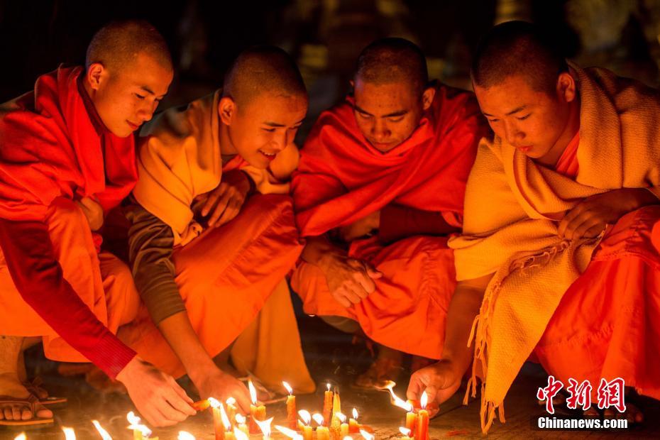 中缅边境地区佛教人士举行点灯祈福大法会