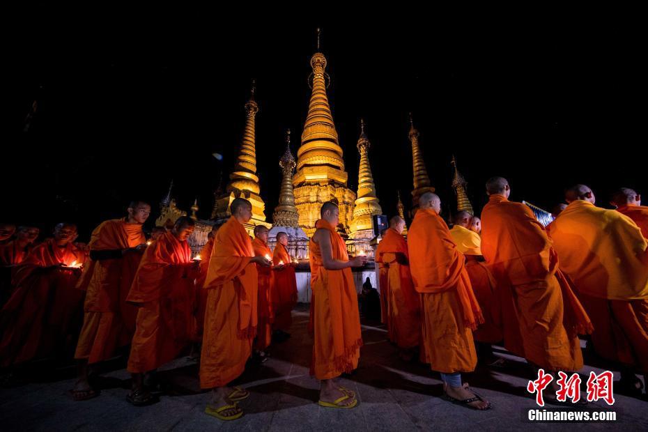 中缅边境地区佛教人士举行点灯祈福大法会