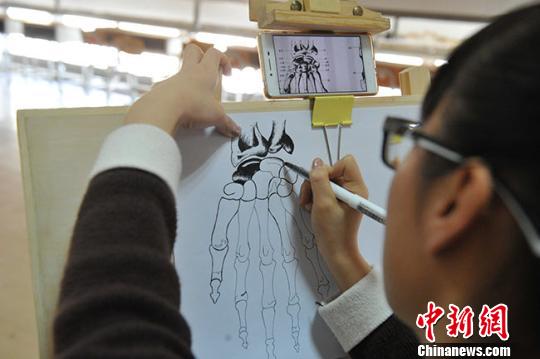 图为甘肃中医药大学学生手绘手骨解剖图